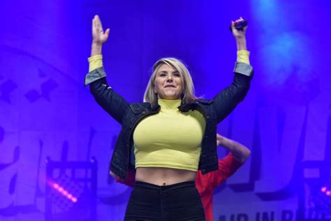 Beatrice egli vertreibt ihren fans die graue stimmung. Beatrice Egli: Busenblitzer im dursichtigen Nachthemd ...