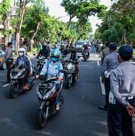 Jun 04, 2021 · vidio akan menyediakan hadiah senilai rp 1 juta untuk para pemenang turnamen. Bali Video Goes Viral: Local Refuses To Pay Fine For Not ...