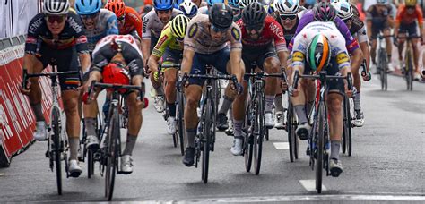 Nous prendrons la route, pour la seconde année consécutive, afin de partir à la rencontre du public là où il se trouve. Caleb Ewan klopt Sam Bennett in openingsrit Tour de ...