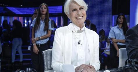 Il suo pezzo forte erano le imitazioni di topo gigio e scaramacai,. Loretta Goggi in lacrime in diretta a Tale e Quale Show ...