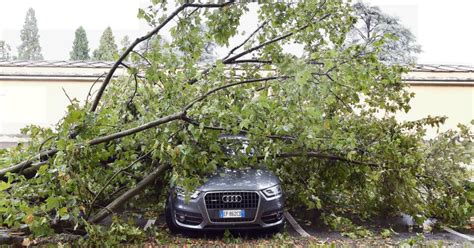 Maltempo, violenta tromba d'aria in veneto: Maltempo, un disperso nel Varesotto: travolto da un ...