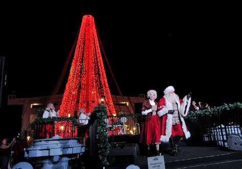 History in pictures on twitter. IN PICTURES: An old-fashioned Christmas on the Queen Mary ...