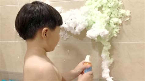 Allow your child to soak in the tub for 15 to 20 minutes. 아기목욕시기키 이거 하나면 끝! #케피버블클렌저 Baby bath . That's it! # ...