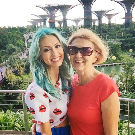 Intodeauna priveste in sus catre soare . Andreea Bălan e în vacanţă în Singapore... cu mama