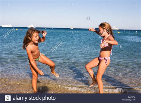 Nur 100 meter vom strand von pampelonne in ramatuelle entfernt, genießen sie einen herrlichen, umweltfreundlichen aufenthalt auf unserem campingplatz les eucalyptus und. Mädchen spielen am Strand von Pampelonne, Ramatuelle ...