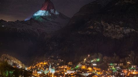 Svájc zászlaja poliészter anyagból 90 x 150 cm. A magyar zászló színeibe borult a Matterhorn - Az Utazó ...