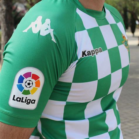 Real betis balompié hace uso de cookies propias y de terceros con el fin de mejorar nuestros servicios, adaptar el contenido y obtener datos estadísticos anónimos de su navegación, en. Real Betis lança camisa feita de plástico reciclado do ...