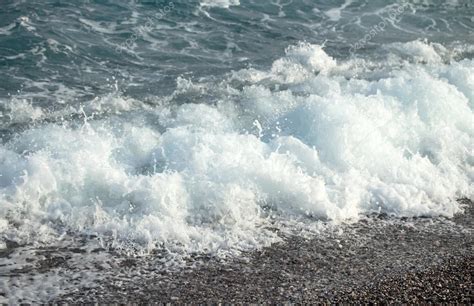 También se presume que era cannabicultor, ya que se hallaron restos quemados. Espuma de la onda de mar — Foto de stock © kzwwsko #76851683