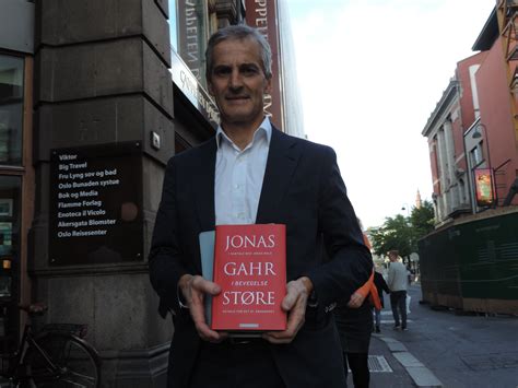 In politics, it seems counterintuitive to engage in dialogue with violent groups, with radicals and terrorists, and with the states that support them. Skriving er klargjørende | BOK365.no