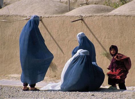 불가리아 의회는 공공장소에서 부르카를 입으면 최대 벌금 천5백 레바. 부르카 입고 생활하는 아프가니스탄 여성들.jpg - 포텐 터짐 ...