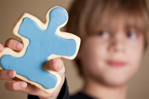 Como é o comportamento da criança autista? - Instituto NeuroSaber