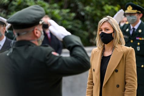 La socialiste ludivine dedonder, tournaisienne de 43 ans, fera partie du nouveau gouvernement de ingénieure commerciale de formation, ludivine dedonder débute sa carrière en 2000, en tant. Defensieminister Ludivine Dedonder (PS) vraagt enkele ...