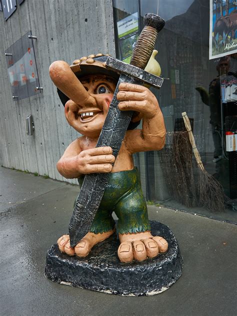 Die größte aussichtsplattform ragt über eine kante und schwebt 200 meter über dem trollstigen, der sich den steilen berghang in serpentinen hinaufschlängelt. Trollstigen • Trampelfath