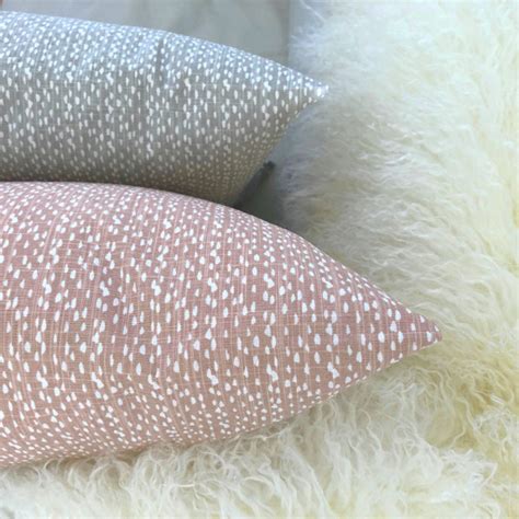 Dekoratives, quadratisch geformtes kissen in verspieltem design. Kissen Riverbed altrosa rosa Pastell Landhausstil