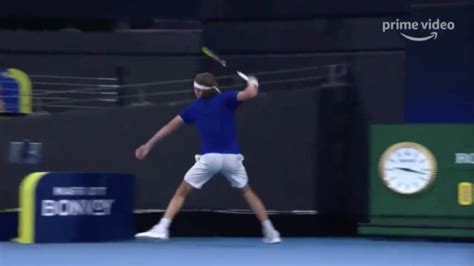 Zijn doel voor 2020 was een grandslamtitel, zo liet hij destijds ambitieus weten. De stoppen slaan door bij de Griekse tennisser Tsitsipas ...