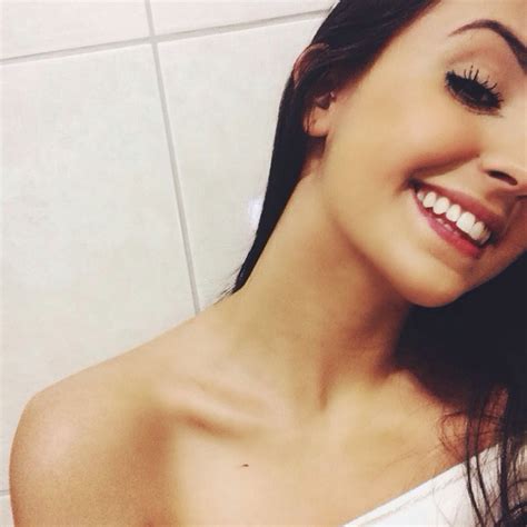 Sosyal medya uygulamaları arasında en hızlı gelişim gösteren uygulamalardan biri olan instagram çoklu fotoğraf özelliği ile kullanıcılarına. Fake Tumblr: Garotas do Instagram