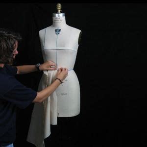 Membuat pola dasar dimulai dari pola bagian belakang. Rahasia Membuat Pola Busana Dengan Teknik Draping
