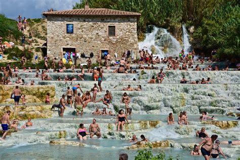 Są zabytkowe, gorące, oblane morzem, otulone górami. Zdjęcia: Saturnia, Toskania , Termy w Saturnia, WłOCHY