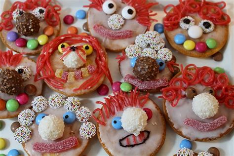 Sie lassen sich schnell und einfach backen, sind gut zu portionieren und man kann sie vielfältig verzieren und dekorieren. Lustige Clowns für Kindergeburtstag oder Faschingsparty ...