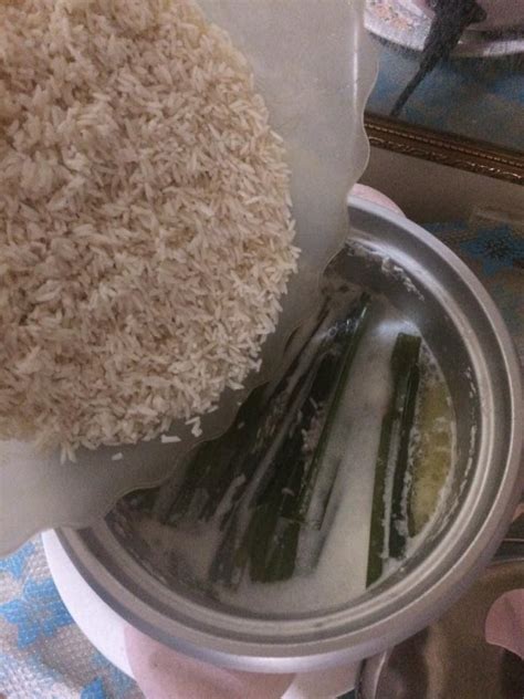 Nasi lemak juga bisa dimasak dengan rice cooker. Step-by-Step: Cara Masak Nasi Lemak Yang Mudah & Sedap ...