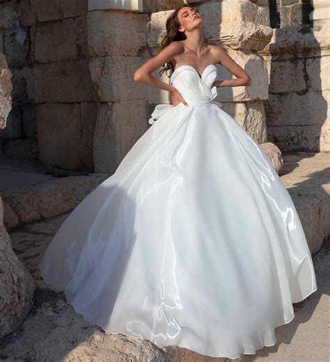L'attenzione ai particolari degli abiti ed agli accessori è presente in molte collezioni bridal 2021. Abiti da sposa principessa 2020 2021: 100 modelli bellissimi - Beautydea