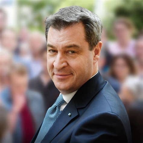 Ich hab' sie, verkündete der neben ihr sitzende markus söder. Markus Söder