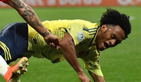 Juan guillermo cuadrado vive sus días de mayor protagonismo en un equipo con el que ya alcanzó los 300 partidos desde que llegase a la serie a y concretamente, buscarían seducir al jugador de la selección colombia con un contrato de 12 millones de euros por las tres temporadas que estiman. Cuadrado llegó lesionado a la Juventus | RCN Radio