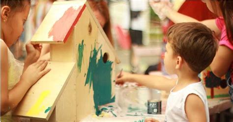 請領簡單 4 步驟 「紓困 4.0」特別預算案的「孩童家庭防疫補貼」15 日起開放請領，可以選擇「上網」或是用「實體 atm」，簡單 4 步驟就能快速領取。教育部長潘文忠表示，只要備妥孩子的健保卡、監護人的金融卡就可以簡單申請。 如何領1萬孩童防疫補貼 教育部求助八大行庫、郵局ATM發放通路