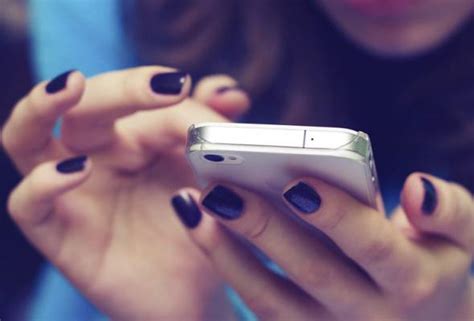 Penggunaan telefon bimbit telah mendatangkan pelbagai kesan kepada pengguna. Radiasi telefon bimbit boleh sebabkan remaja jadi pelupa ...