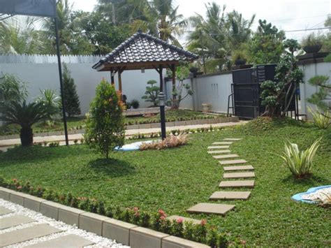 Di samping rumah diberikan dinding di halaman belakang bisa anda gunakan sebagai kolam renang atau bahkan taman belakang yang lebih rindang. Tukang Taman Surabaya | Jasa Pembuatan Taman Surabaya