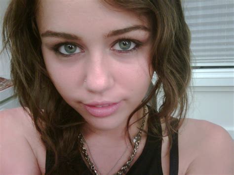 Type 'repeater' between 'youtube' and '.com' and your video will automatically repeat/replay in a loop. twitter pictures! - Miley Cyrus Photo (8190702) - Fanpop