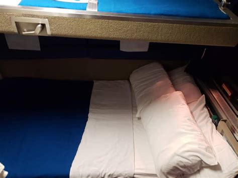 In pictures, it looks like a double, but it's really not. Amtrak Superliner Family Bedroom Photos | Nakedsnakepress.com