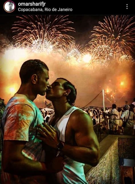 أثار عمر جونيور، حفيد الفنان المصري الراحل عمر الشريف وفاتن حمامة، الجدل عبر منصات السوشيال ميديا في الساعات الماضية، وذلك بعدما علق على أحد مشاهير مواقع التواصل وأعاد نشر فيديو له عبر خاصية ستوري عبر حسابه على إنستغرام كاتبا وأنا حامل. قبلات حفيد عمر الشريف لصديقه ليلة رأس السنة ورائها قصة ...
