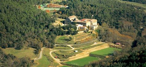 Disposem de diverses pistes esportives. Escola, plató de cinema i casa de colònies - Blog d'El Collell