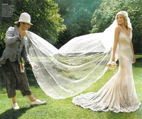 Custom john galliano ivory lace and gold sequin wedding dress and manolo blahnik heels with jamie hince at their wedding, at st. Cover girl: Kate Moss y sus zapatos de boda de Manolo ...