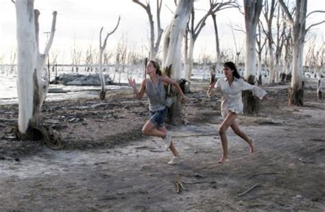 When two american girls on a bike trip in a remote part of argentina split up and one of them — elli(odette yustman) ve stephanie(amber heard) arjantin'in nefesen manzarasını görmek ve yeni bir maceraya atılmak adına seyehat ederler. And Soon the Darkness (2010) - Film | cinema.de