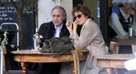 Non si tratta della moglie di marco travaglio. Valeria Golino e Marco Travaglio insieme al ristorante ...