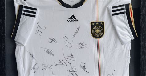 So sieht das neue weiße dfb trikot aus: Das DFB-Team unterschrieb ein Original WM-Trikot von 2010