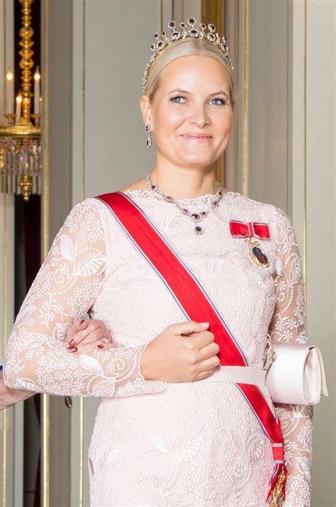 Read reviews from world's largest community for readers. Mette-Marit de Norvège radieuse, coiffée du diadème d ...