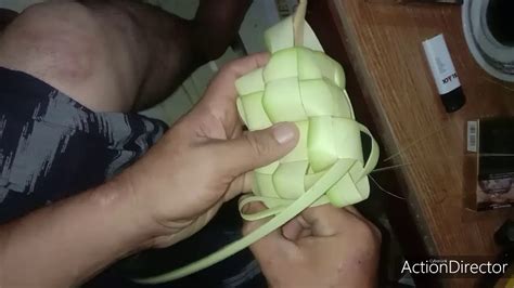 Ketupat lebaran biasa dimakan dengan opor ayam, atau sayuran lainnya, di setiap daerah memiliki budaya sendiri mengenai masakan pedampingnya. Cara membuat Ketupat Lebaran - YouTube