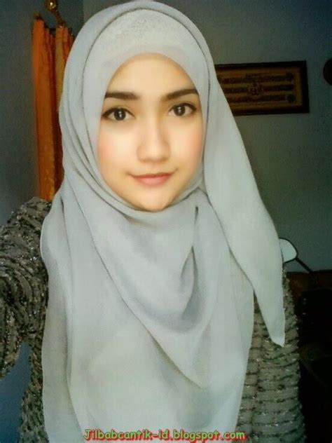 Perempuan cantik ataupun cewek cantik memanglah sangat menawan apalagi bisa menjadi pendamping hidup, sangat mengesankan memang kalau kita bisa memperistri atau mendapatkan cewek sesuai idaman. Kumpulan Foto Cewek Cantik Berjilbab Terbaru 2017 | Triviaries