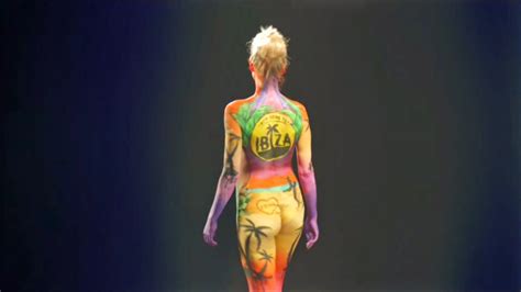 Cath luyten is een vlaamse presentatrice die al vele jaren op de openbare omroep te zien is. Cath Luyten: Cath Luyten geeft zich bloot in bodypaint ...