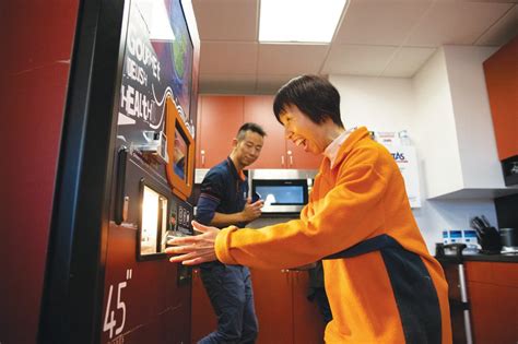 Vending machine tidak memerlukan tenaga manusia atau pekerja untuk melakukan urusan menjual beli sesuatu barangan mahupun. Vending machine @ Mesin layan diri yang paling hebat di ...