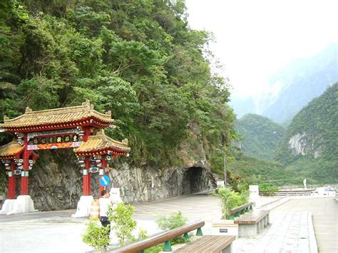 On 2 april 2021, a taroko express train operated by the taiwan railways administration derailed in hualien county, killing at least 54 people and injuring more than 150 others. 台湾・太魯閣渓谷