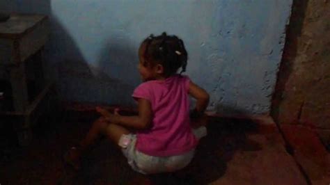 Reagindo as tiktok'ta #meninas_dancando hakkında kısa videolar izleyin. Natiele de 4 anos dançando quadradinho de 8 - YouTube