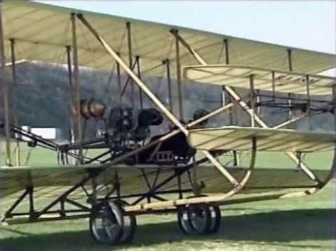 Era un oggetto bianco, oblungo, rivolto verso nord, che che aveva subito soprattutto dopo che i finanziamenti al programma erano stati tolti nel 2012: Aerei d'epoca in volo - YouTube