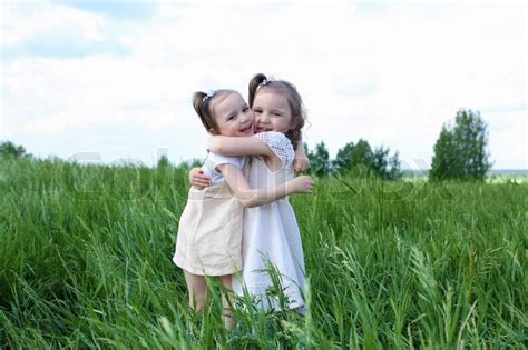 Die mannschaft von trainer christophe galtier setzte sich am letzten spieltag am sonntagabend mit 2. Two little sisters outdoors | Stock Photo | Colourbox