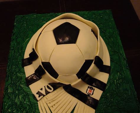 Beşiktaş logosu şeklinde, ortası kırmızı güllerle süslenmiş pastayı, beşiktaş spor kulübü üst düzey yöneticisinin doğum • fenerbahçe pastası • fenerbahçeli sünger bob • galatasaraylı sünger bob. İpek Butik Pasta ,Çikolata ve Kurabiye: beşiktaş pastası