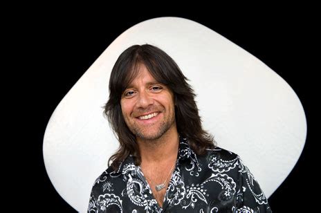 Robert wells is a swedish pianist, composer and singer, best known for his highly successful musical extravaganza rhapsody in rock which has achieved great prominence in scandinavia. Robert Wells leder kör i nya säsongen av Körslaget - Körslaget - med Lottodragningen - tv4.se