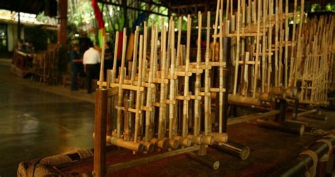 Arababu adalah alat musik tradisional asal indonsia, tepatnya dari daerah maluku, alat musik maluku ini sekilas mirip sekali dengan rebab yang berasal dari arab. Alat Musik Angklung: Warisan Budaya Dunia Dari Sunda